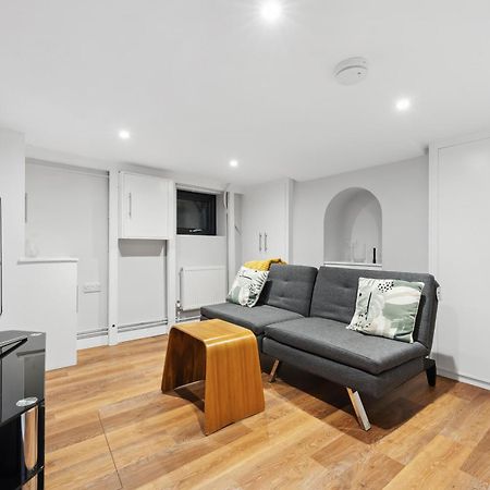 2 Bedrooms Stunning Westgate Cottage Retreat, Central Winchester, Free On-Street Parking Permit, With Garden Close To Cathedral - Sleeps 6, Pets Are Welcome, Summer Special Offer! - By Blue Puffin Stays Exterior photo