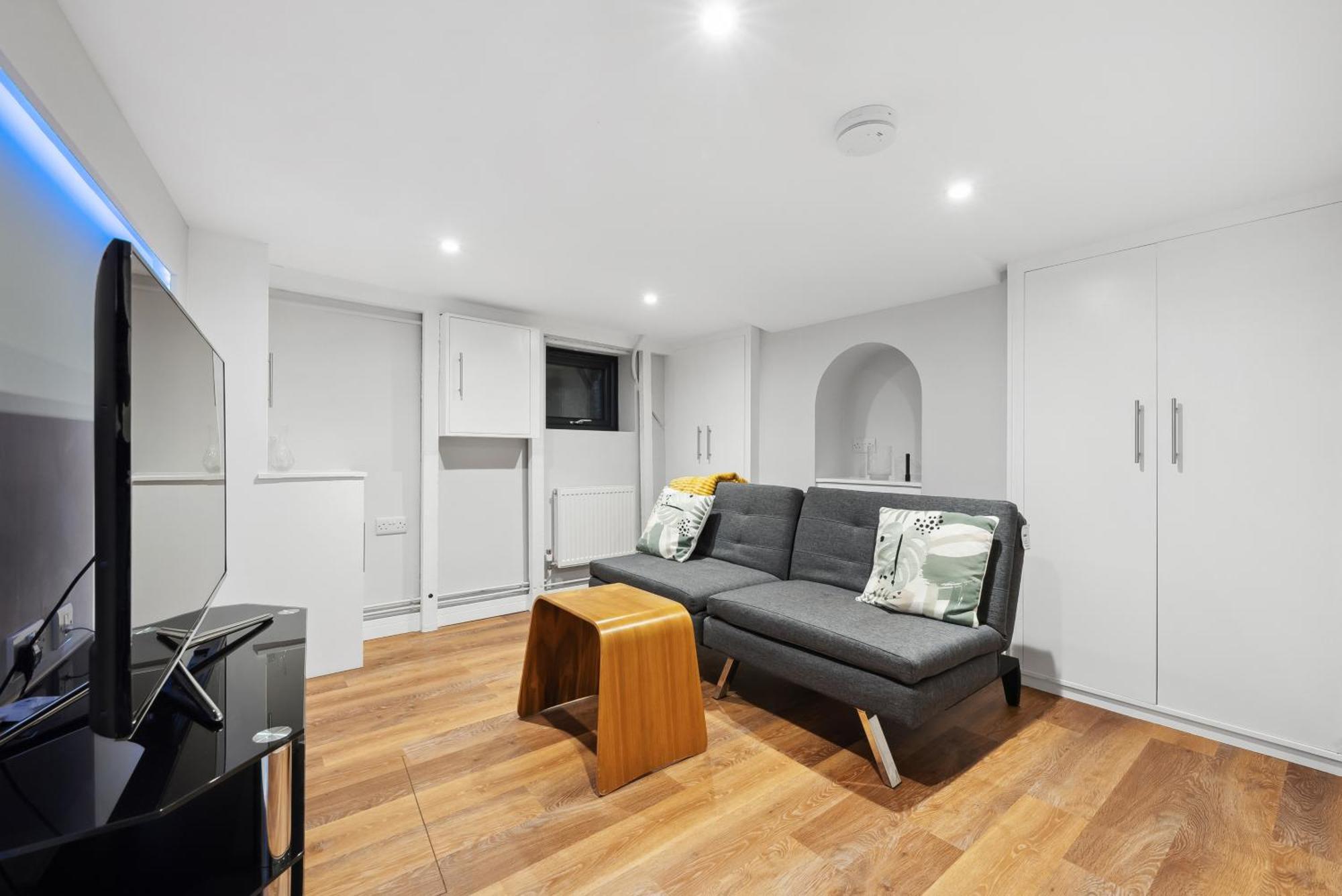 2 Bedrooms Stunning Westgate Cottage Retreat, Central Winchester, Free On-Street Parking Permit, With Garden Close To Cathedral - Sleeps 6, Pets Are Welcome, Summer Special Offer! - By Blue Puffin Stays Exterior photo