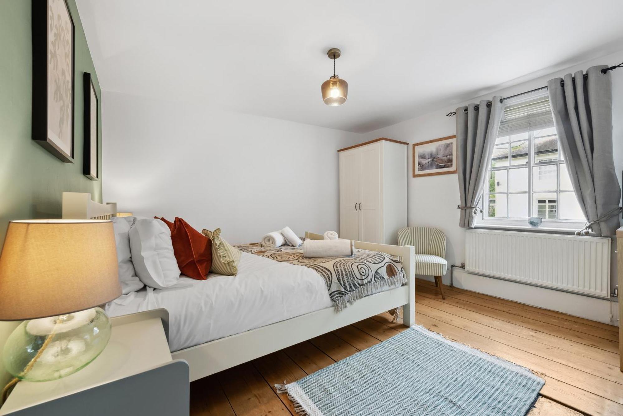2 Bedrooms Stunning Westgate Cottage Retreat, Central Winchester, Free On-Street Parking Permit, With Garden Close To Cathedral - Sleeps 6, Pets Are Welcome, Summer Special Offer! - By Blue Puffin Stays Exterior photo